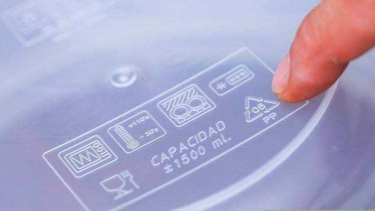 Indicativo de reciclaje de un contenedor de plástico