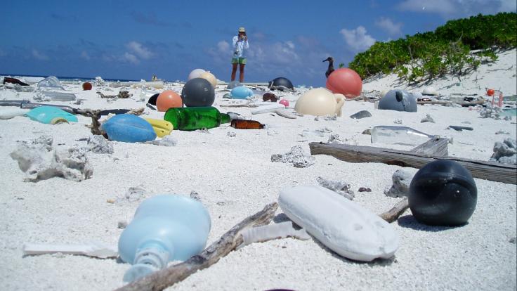 Productos plásticos y otros residuos en la arena de una playa