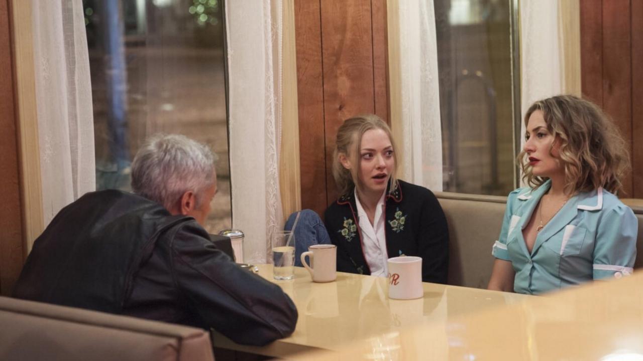 Amanda Seyfried, quién interpretase a Caperucita Roja, en una escena den la doble RR junto a Bobby y Shelly, sus padres